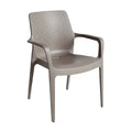 Silla de plástico apilable con diseño ergonómico y resistente a la intemperie.