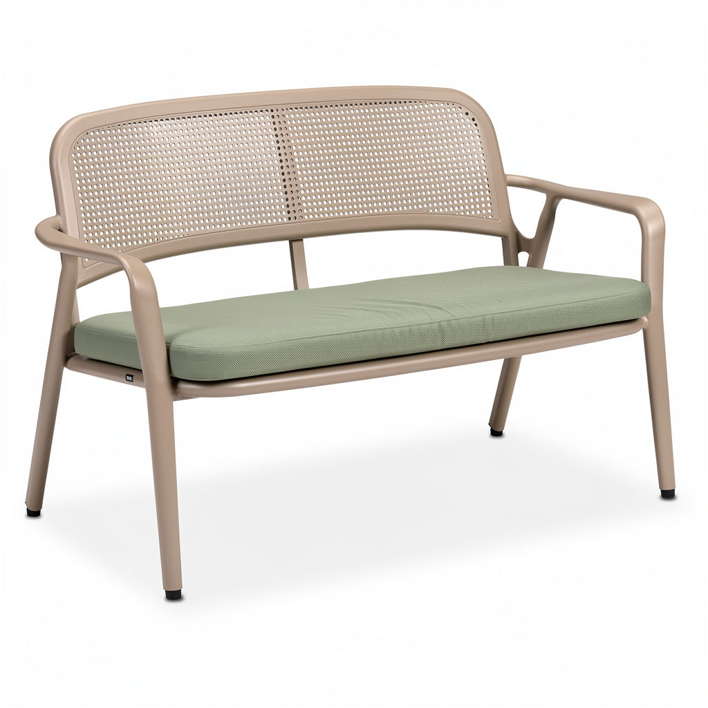 **Título: Sofá de Exterior con Estructura de Aluminio y Cojín Verde**