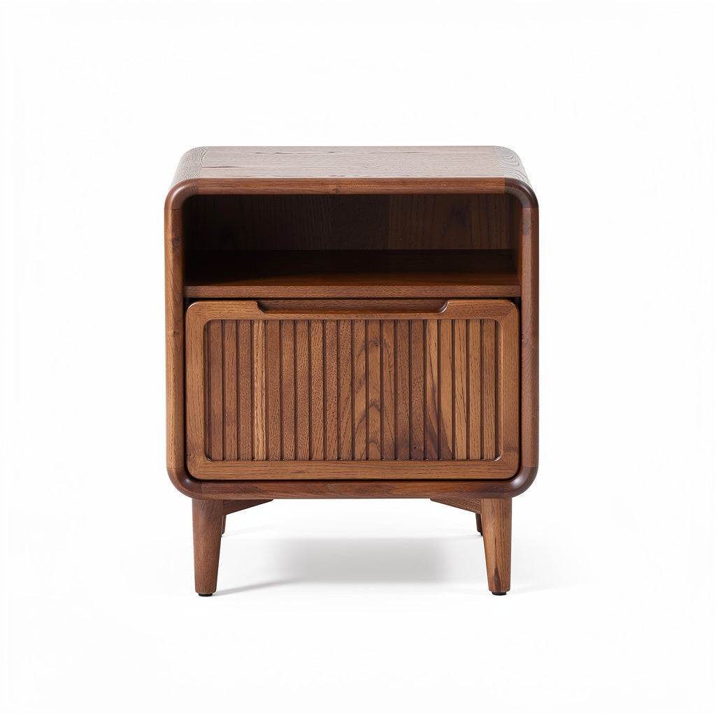Mesita de noche de madera con diseño moderno y elegante, con compartimento superior abierto y cajón con detalle de listones.